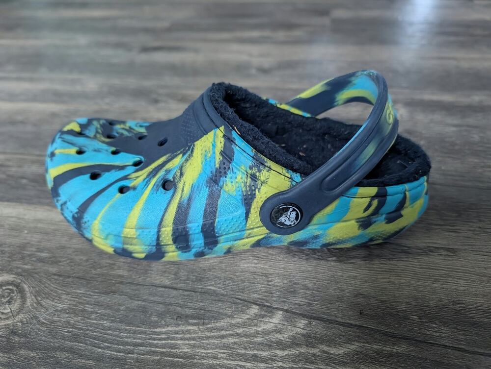 CROCS KIDS CLASSIC LINED MARBLED CLOGS Size J2 Blue Comfort Sandals